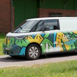 Zu sehen ist ein bunt bemaltes Auto.
