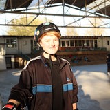Junge Frau beim Roller-Derby im Rollsportstadion in der Pauliner Marsch