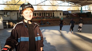 Junge Frau beim Roller-Derby im Rollsportstadion in der Pauliner Marsch