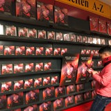 Ein Mann steht an einer Wand mit Schallplatten