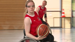 Rollstuhl Basketballerin Jana Bozek beim Training.