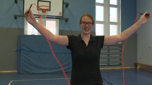 Sportblitz-Reporterin Ariane Wirth hält ein Rope-Skipping Seil in den Händen