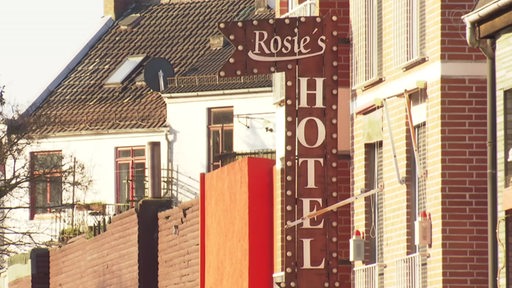 Ein Haus mit der Aufschrift "Rosies Hotel".