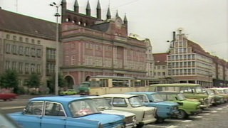 Das Rathaus in Rostock zu DDR-Zeiten. Im Vordergrund stehen Trabis.