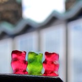Ein roten, ein grünes und ein rotes Gummibärchen vor dem Haus der Bürgerschaft.
