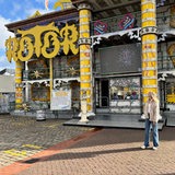 Anna-Lina Wever steht vor dem "Rotor" auf dem bremer Freimarkt