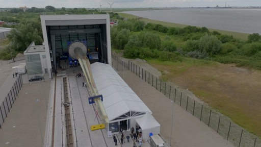 Ein großes Rotorblatt in der mächtigsten Testanlage in Bremerhaven. 