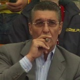 Ein Archivbild des ehemaligen Werder Bremen Managers Rudi Assauer, der sich eine Zigarre an den Mund hält.