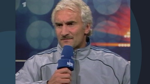 Der Fußball Spieler Rudi Völler im Interview. 