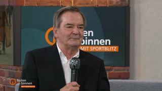 Der Wirtschaftsexperte Rudolf Hickel im buten un binnen Studio. 