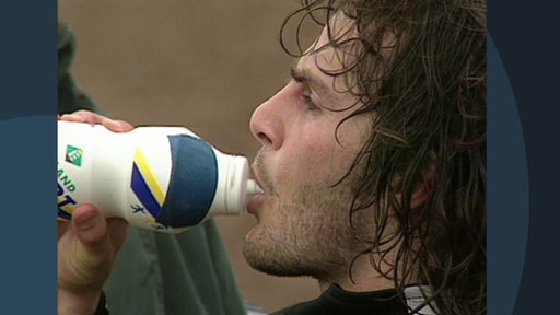Der Werder Amateur Spieler Christian Brand trinkt von seiner Sportflasche im Jahr 1996.