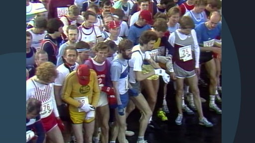 Viele Menschen beim Marathon Lauf 1985 in Bremen. 