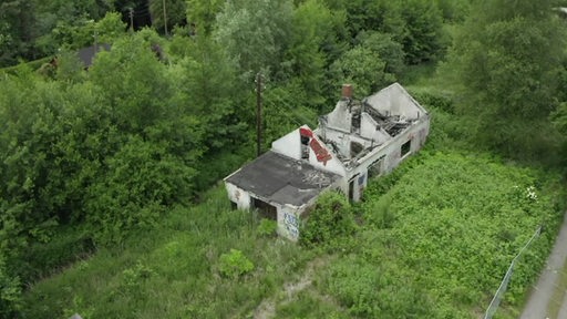 Ein Luftbild einer Ruine einses Kaisenhauses.
