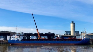 Ein russisches Schiff liegt in Bremen im Hafen.