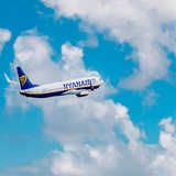 Ein Flugzeug von  fliegt am Himmel.