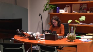 Sarah Ryglewski sitzt an einem Schreibtisch.
