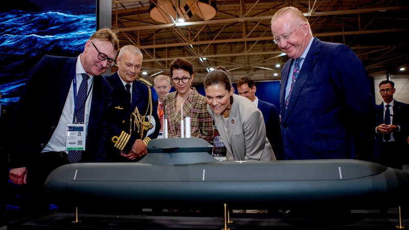 Schwedens Kronprinzessin Vicoria schaut sich ein U-Boot-Modell an, an dessen Entwicklung der Rüstungskonzern Saab beteiligt ist.