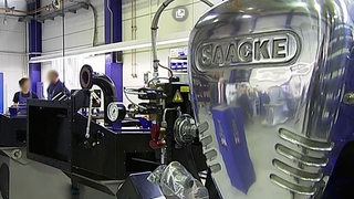 Ein Maschinenteil mit der Aufschrift "Saacke" in der Werkhalle.