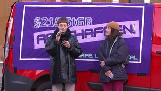Bei der Kundgebung zum "Save Abortion Day" werden Reden gehalten.