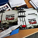 Broschüren von Salafisten ("Was passiert nach dem Tod?") liegen auf einem Tisch.