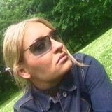Sarah Connor mit Sonnenbrille in einem Park