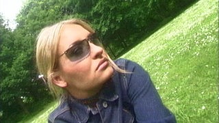 Sarah Connor mit Sonnenbrille in einem Park