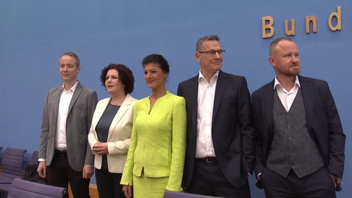 Die Linken-Politikerin Sarah Wagenknecht mit einigen anderen bei einer Pressekonferenz