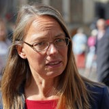 Eine Frau mit glatten Haaren und Brille, Bremens Bildungssenatorin Sascha Aulepp, gibt ein Interview.