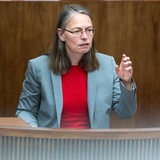 Sascha Karolin Aulepp (SPD), Senatorin für Kinder und Bildung in Bremen, spricht bei der Bürgerschaftssitzung im Plenarsaal.