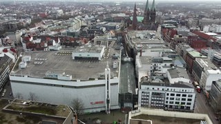 Eine Luftaufnahme von der Bremer Innenstadt. Im Vordergrund sieht man das alte Galeria Gebäude mit dem Saturn Schriftzug. 