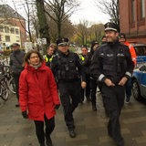 Polizeibeamte laufen eine Straße entlang.