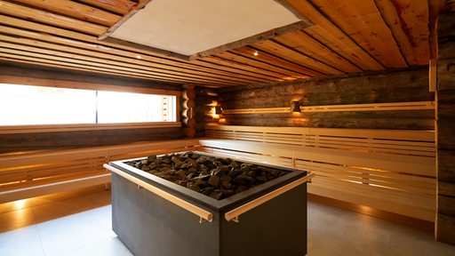 Blick in eine leere Sauna.