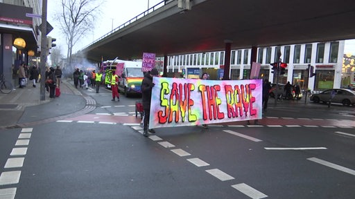 Es ist die Demonstration "Save the Rave" in Bremen zu sehen.
