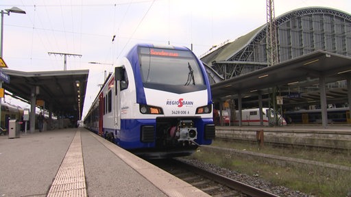 Eine Zug der Nordwestbahn steht im Bremer Hauptbahnhof