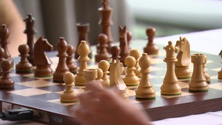 Ein Schachbrett während einer Partie Schach