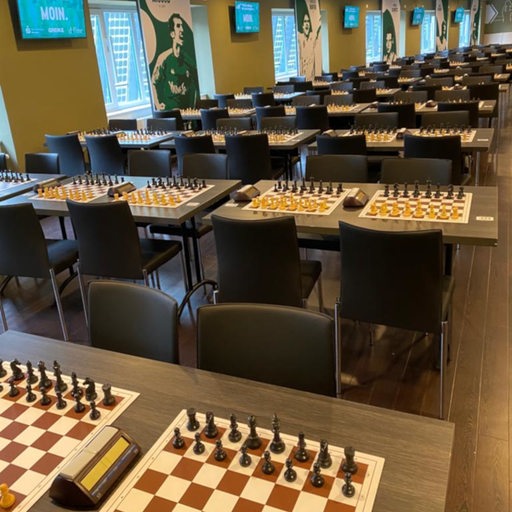 Blick auf 64 aufgebaute Schachbretter in der VIP-Lounge des Bremer Weser-Stadions.