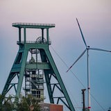 Förderturm von Schacht Konrad, einem stillgelegten Eisenerz-Bergwerk. 