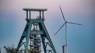 Förderturm von Schacht Konrad, einem stillgelegten Eisenerz-Bergwerk. 