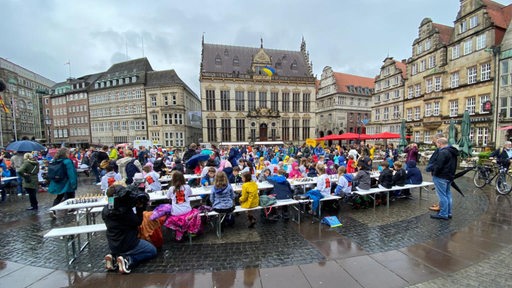 Schachturnier mit Schülerinnen und Schülern auf dem Bremer Marktplatz