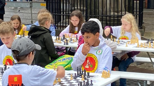 VIDEO  Schach macht schlau: Über 1.000 Grundschulkinder spielen