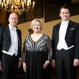 Jens Lütjen, Janina Marahrens-Hashagen und Christoph Klosterkemper stehen als Schaffer im Rathaus.