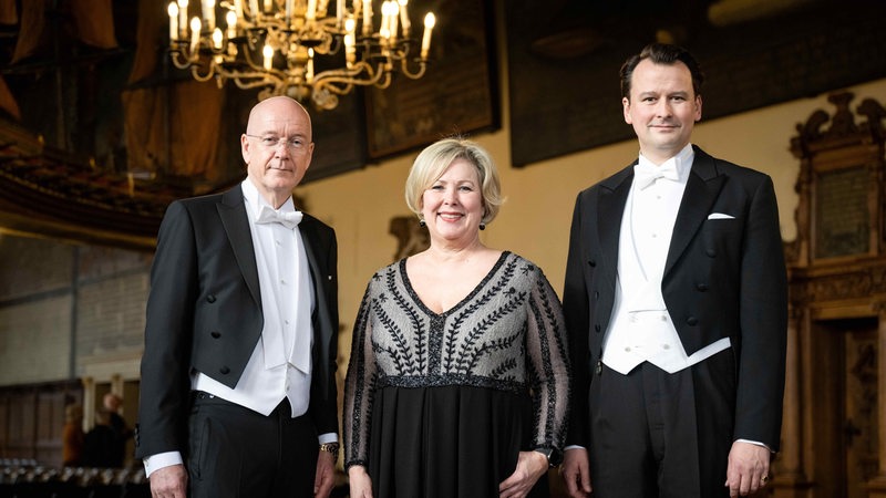 Jens Lütjen, Janina Marahrens-Hashagen und Christoph Klosterkemper stehen als Schaffer im Rathaus.