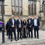 Bürgermeister Bovenschulte steht mit Hendrik Wüst und weiteren Gästen der Schaffermahlzeit vor dem Rathaus in Bremen
