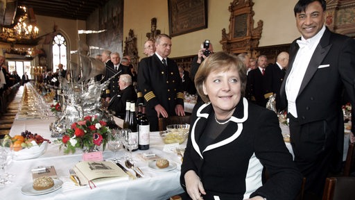 Bundeskanzlerin Angela Merkel und der indische Stahl-Fabrikant Lakhsmi N. Mittal nehmen am 9. Februar 2007 an der 463. Schaffermahlzeit teil (Archivbild)