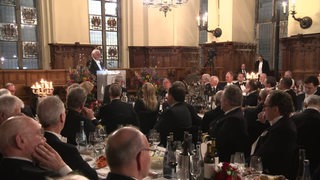 Der Bundespräsident Frank-Walter Steinmeier steht während einer Rede bei der Schaffermahlzeit im am Rednerpult.