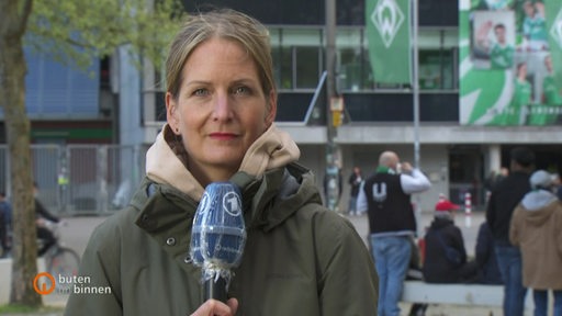 Reporterin Janna Betten, die vor dem Weserstadion eine Schalte ins Studio moderiert.