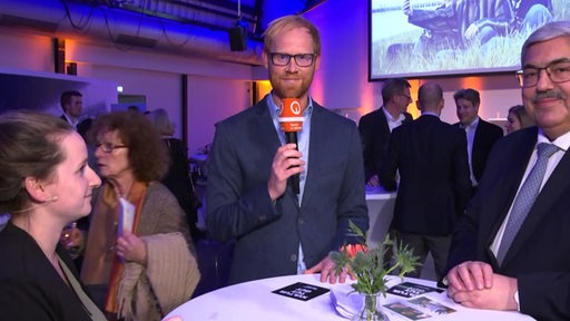 Der Reporter Jan Meier Wendte interviewt Bremerhavens Oberbürgermeister Melf Grantz und Unternehmerin Fiona Brinker. 