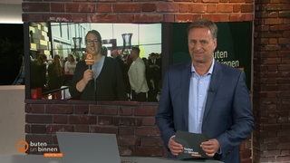 Moderator Stephan Schiffner im buten un binnen Studio, per Schalte im Monitor Reporterin Ariane Wirth. 