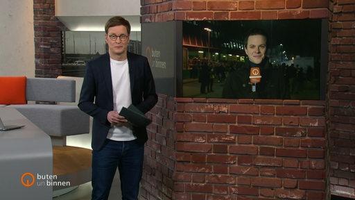 Moderator Felix Krömer im Studio von buten un binnen. Der Sportblitz Reporter Yannick Lowin Live vor dem Weserstadion zugeschaltet.