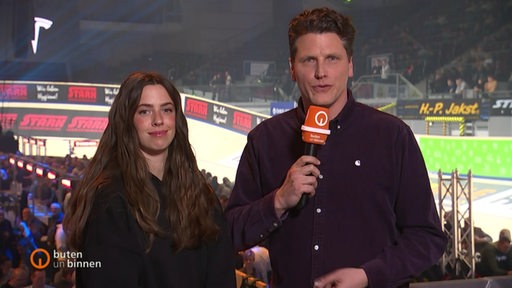 Der Moderator Felix Ilemann und die Sängerin Vanessa Mai bei den Bremer Sixdays.